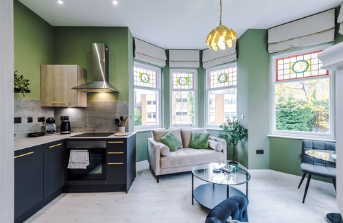 Offerton Apartamento | Vintage 2 bedroom apartment with free parking