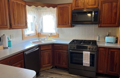 Perrysville Casa | Vintage 2 Bedroom Bungalow in Perrysville