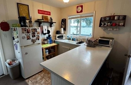 Spirit Lake Cabina | Vintage 2-bedroom cabin in tranquil Spirit Lake with WiFi, AC