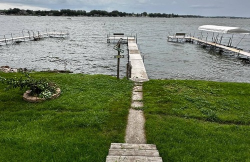 Spirit Lake Cabina | Vintage 2-bedroom cabin in tranquil Spirit Lake with WiFi, AC