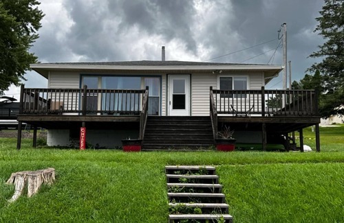 Spirit Lake Cabina | Vintage 2-bedroom cabin in tranquil Spirit Lake with WiFi, AC
