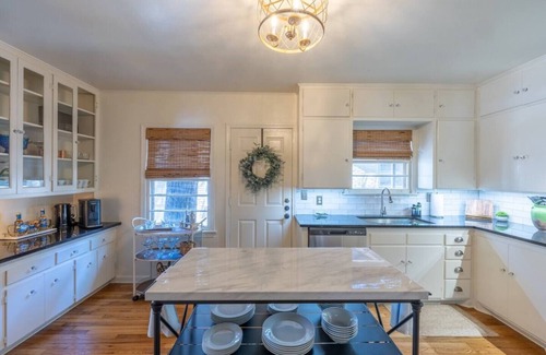 Tech Terrace Casa | Vintage 2-bedroom Gem located in Tech Terrace