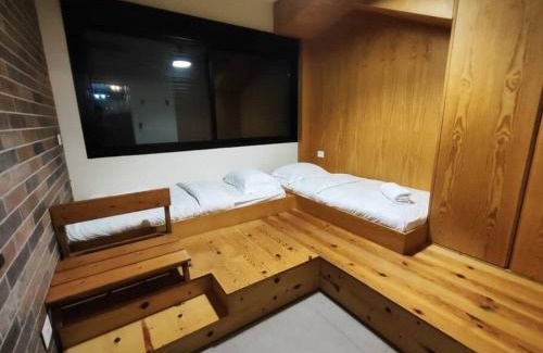 Beirut Apartamento | Vintage 2-BR Apt in Ashrafieh W 24 Power
