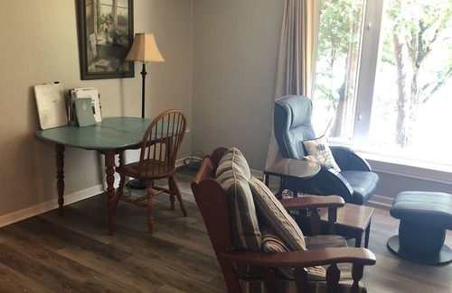 Ameliasburgh Casa | 4 BR 2BA Roblin Lake Waterfront Cottage con canoa
