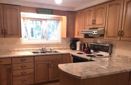 Ameliasburgh Casa | 4 BR 2BA Roblin Lake Waterfront Cottage con canoa