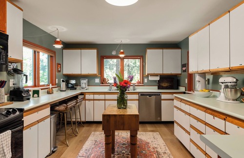 Cle Elum Cabina | Vintage A-Frame: Hot Tub, EV Charger, Lake access, King bed, BBQ