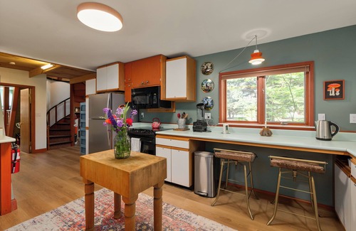 Cle Elum Cabina | Vintage A-Frame: Hot Tub, EV Charger, Lake access, King bed, BBQ