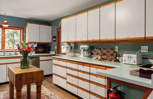 Cle Elum Cabina | Vintage A-Frame: Hot Tub, EV Charger, Lake access, King bed, BBQ