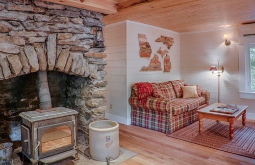 Chimney Rock Casa | Vintage and charming cabin with stone fireplace