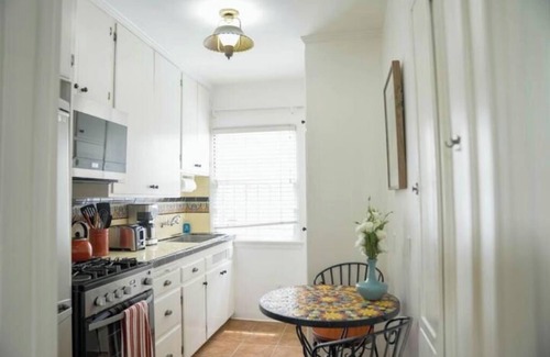 North of Wilshire Apartamento | Vintage and Cozy Studio in Santa Monica - B