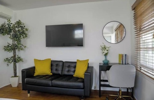 North of Wilshire Apartamento | Vintage and Cozy Studio in Santa Monica - C