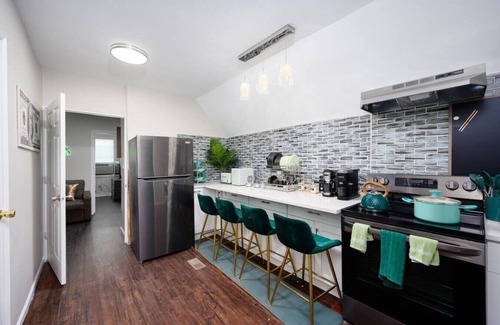 North Lawndale Apartamento | Vintage Arcade Apt with Parking
