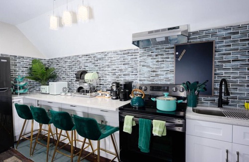 North Lawndale Apartamento | Vintage Arcade Apt with Parking
