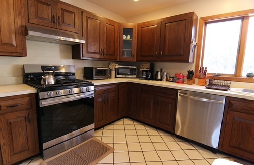 Hensonville Casa | VINTAGE ART WINDHAM HOUSE WITH BAR, HOT TUB, FIREPLACE 5 MIN TO SKI