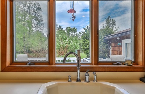 Hensonville Casa | VINTAGE ART WINDHAM HOUSE WITH BAR, HOT TUB, FIREPLACE 5 MIN TO SKI