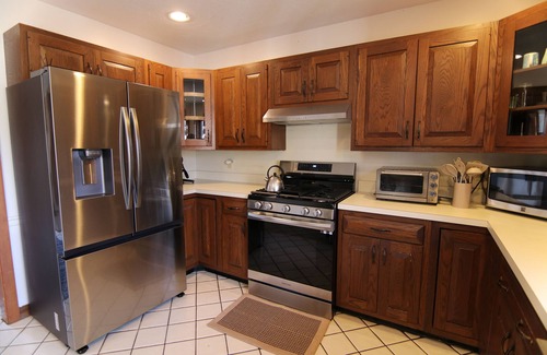 Hensonville Casa | VINTAGE ART WINDHAM HOUSE WITH BAR, HOT TUB, FIREPLACE 5 MIN TO SKI