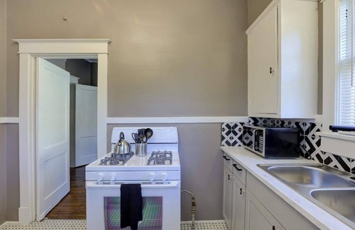 Midtown Apartamento | Vintage Boho Apartment in Great Midtown Location!