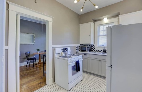 Midtown Apartamento | Vintage Boho Apartment in Great Midtown Location!