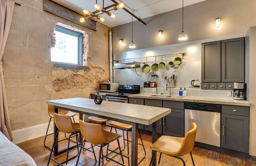 Central City Apartamento | Vintage Boho Retreat | Covered Parking | Gym | DT
