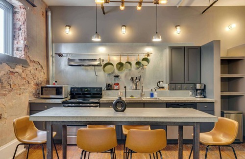 Central City Apartamento | Vintage Boho Retreat | Covered Parking | Gym | DT