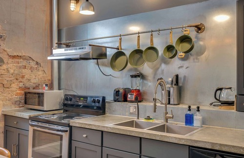Central City Apartamento | Vintage Boho Retreat | Covered Parking | Gym | DT