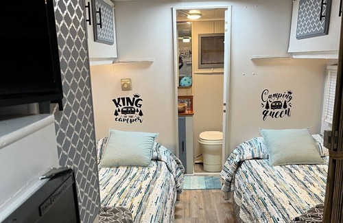 Pigeon Forge Alquiler De RV | Vintage Camper in Fantastic Pigeon Forge at Appalachian Springs Outdoor Resort