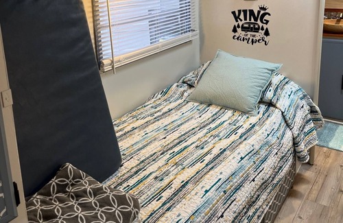 Pigeon Forge Alquiler De RV | Vintage Camper in Fantastic Pigeon Forge at Appalachian Springs Outdoor Resort