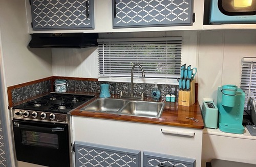 Pigeon Forge Alquiler De RV | Vintage Camper in Fantastic Pigeon Forge at Appalachian Springs Outdoor Resort