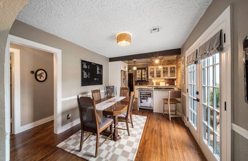 Florence Park Cabaña | Vintage Charm at Ivy Cottage with separate hot tub hangout, pickleball!