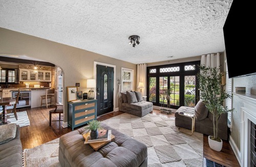 Florence Park Cabaña | Vintage Charm at Ivy Cottage with separate hot tub hangout, pickleball!
