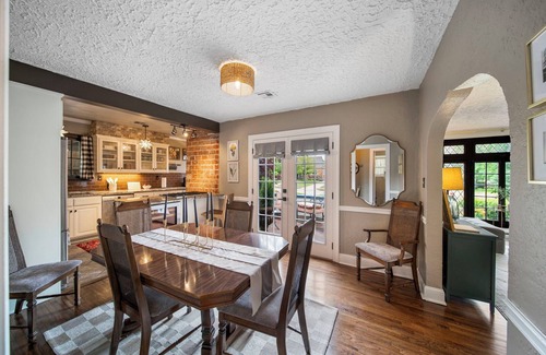 Florence Park Cabaña | Vintage Charm at Ivy Cottage with separate hot tub hangout, pickleball!