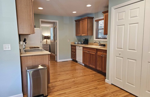 Beachwood-Bluffton Cabaña | Vintage charm, modern comfort! Lakeshore retreat 3 mins to the beach!