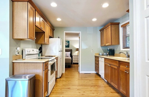 Beachwood-Bluffton Cabaña | Vintage charm, modern comfort! Lakeshore retreat 3 mins to the beach!