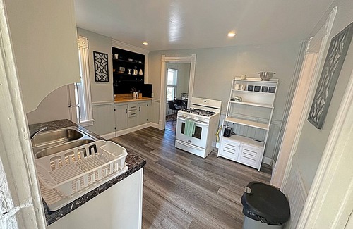 Westside Apartamento | Vintage Charm & Modern Comfort close to restaurants, bars, coffee shops, & parks