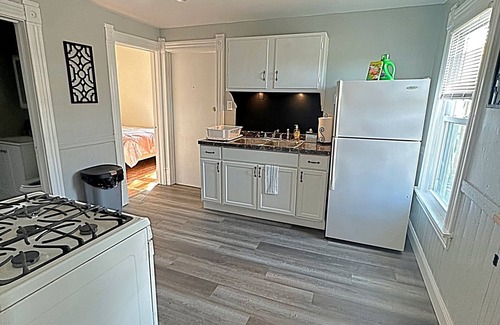 Westside Apartamento | Vintage Charm & Modern Comfort close to restaurants, bars, coffee shops, & parks
