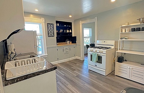 Westside Apartamento | Vintage Charm & Modern Comfort close to restaurants, bars, coffee shops, & parks