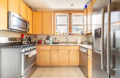 West Ridge Apartamento | Vintage Chicago Gem: The Rockwell Retreat