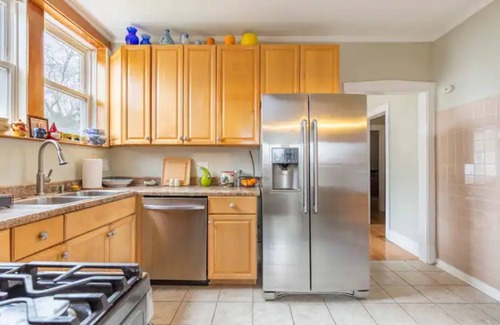 West Ridge Apartamento | Vintage Chicago Gem: The Rockwell Retreat