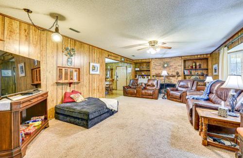 Chipley Casa | Vintage Chipley Getaway on Large Private Property