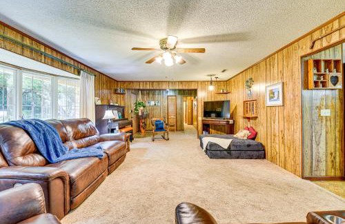 Chipley Casa | Vintage Chipley Getaway on Large Private Property