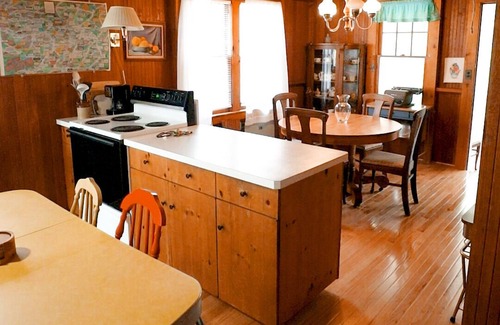 Old Lyme Casa | Vintage Cottage by the Sea - Walking Distance to the Beach - Old Lyme