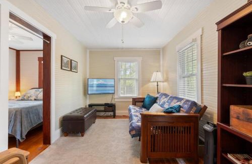 Old Seminole Heights Casa | Vintage Cottage & Modern Touches