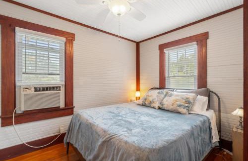 Old Seminole Heights Casa | Vintage Cottage & Modern Touches