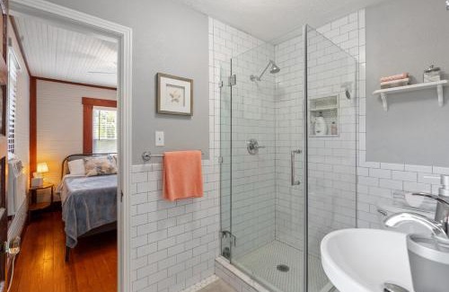 Old Seminole Heights Casa | Vintage Cottage & Modern Touches