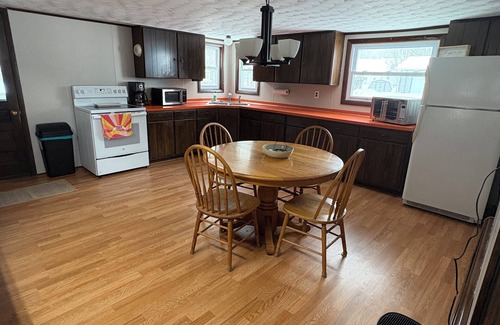 Alpena Cabaña | Vintage cottage with WiFi in Alpena - 5 bedrooms available