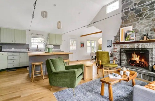 Hollowville Cabaña | Vintage Country Home with Games, BBQ & Trails, & 20 Min to Hudson