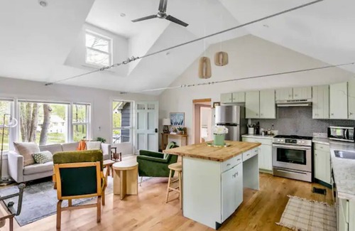Hollowville Cabaña | Vintage Country Home with Games, BBQ & Trails, & 20 Min to Hudson
