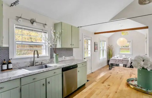 Hollowville Cabaña | Vintage Country Home with Games, BBQ & Trails, & 20 Min to Hudson
