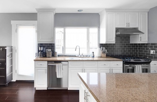 Mid-Wilshire Casa | Vintage Craftsman en Walking Neighborhood