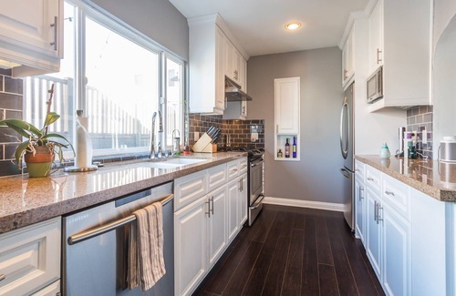 Mid-Wilshire Casa | Vintage Craftsman en Walking Neighborhood